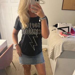 T shirt - Säljer denna as coola t shirt med tryck xs-s❤️