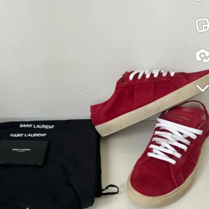 Saint laurent skor - Dessa skor är ett paras feta skor i storlek 39 från saint laurent. Jag säljer dessa eftersom att jag växt ur dem. Dem är storlek 39 men passar även 40. Pris kan även diskuteras. Skick 7,5/10