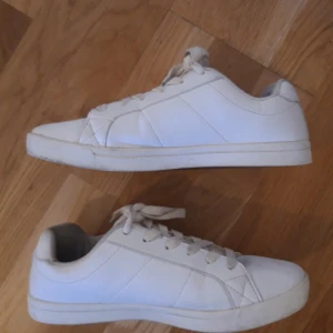 🌸Vita sneakers i storlek 39 🌸 - Vita sneakers från SOC i storlek 39. Lite använda, har inte använt dem på flera år. Nypris: 300 kr