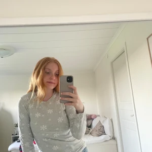 Pyjamaströja  - Pyjamaströja i trikå med snöflingor på! 