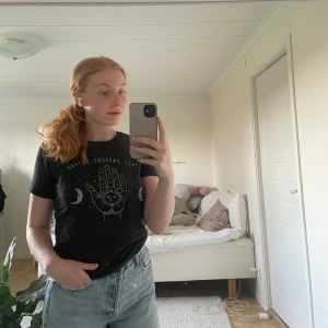 Svart T-shirt med vita detaljer  - Bra skick, knappt använd, skönt material. 