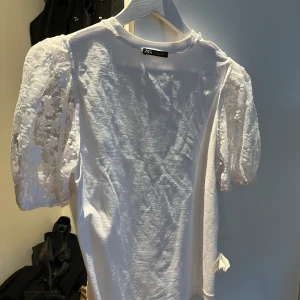 Zara topp  - Använd fåtal gånger, super fin med Blommiga detaljer på axlarna 