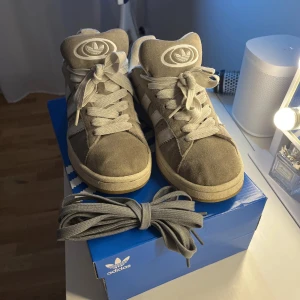 Adidas Campus 00’s - jättefina och i bra skick, väl använda men har inga defekter. Tvättar dom innan jag postar dom såklart. De är i storlek 39, de kommer med boxen de kom i. Nypris: 1500kr