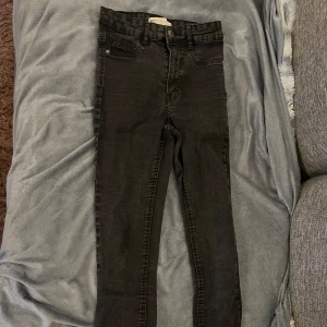 Svarta Jeans - Bild 1: ganska urtvättad så blivit lite grå aktig. 80kr stl S Bild 2. Fina svarta jeans. 110kr stl S Bild 3. Fina svarta jeans 110kr stl XS