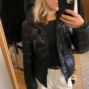 Jacka - Skitsnygg svart jacka med coola detaljer✨ Jättefint skick! (Jackan har ingen luva, men högre krage)