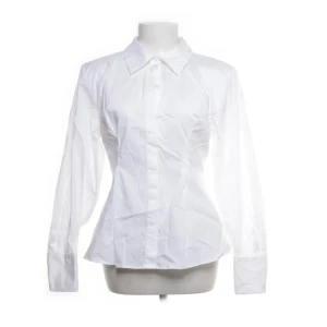 Vit figursydd skjorta - Skit snygg vit skjorta som e figursydd!🩷obs lånade bilder pga den sitter för tight på mig!!