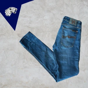 SNYGG NUDIE JEANS  - Nudie jeans Skinny Lin | Skick: 8,5/10 | Strl W28 L32 |Modellen är 180cm | Vårt pris 549 kr | Hör av dig om du undrar någonting!