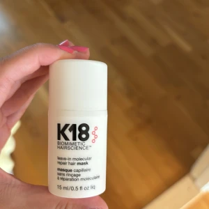 K18 Leave-In Molecular Repair Hair Mask - Säljer en K18 leave-in molecular repair hair mask. Denna hårmask är perfekt för att reparera skadat hår på molekylär nivå. Den kommer i en smidig 15 ml flaska, perfekt för resor eller att testa produkten innan du köper en större storlek. Används utan att skölja ur, vilket gör den superenkel att använda! Använd efter 1 hårtvätt endast. 