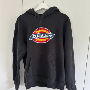 Dickies hoodie  - Storlek M passar mig som vanligtvis har S/Xs använd fåtal gånger (ljuset som är skumt därav att det ser ut som stora fläckar på är igentligen svart) kan skicka bättre bilder om det skulle viljas😊