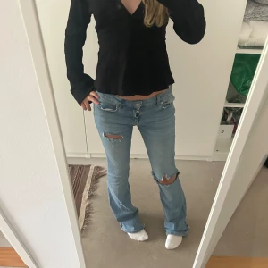 Lågmidjade jeans med hål - ändrar priset hela tiden till det högsta budet jag har vid tillfället!!!! Ibland blir det högre/lägre   Jättefina omgjorda jeans. Dem är Lågmidjade och bra kvalitet. Ingen skada förutom att dem är lite fransiga längst ner. Jag är 165 ungefär