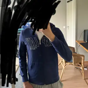 Säljer min replay tröja, då den har blivit lite för liten de är en storlek XS och passar ungefär 169-172 jag tvättar sållar innan den skickas, pris kan diskuteras