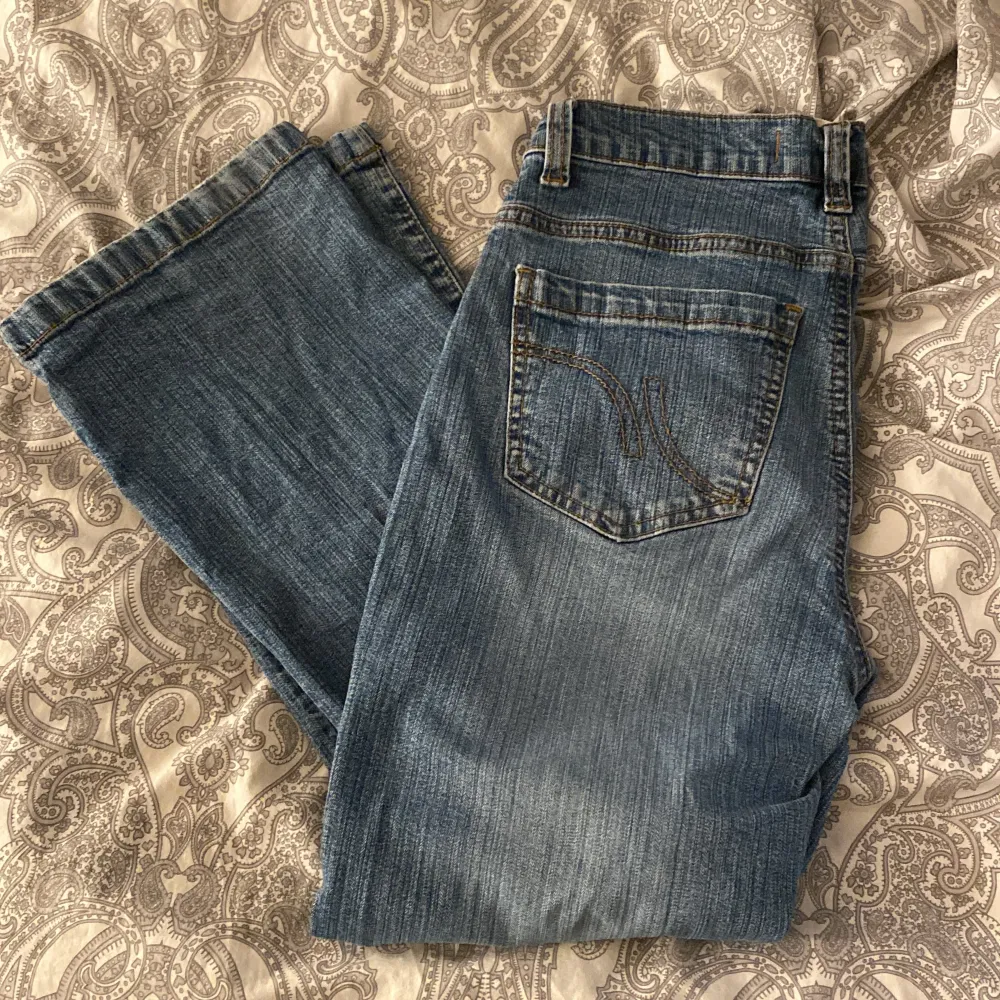 Ljusblåa 2000-tals jeans, fina detaljer på bakfickorna. Är inte helt säker på storleken men skulle gissa att det är xs-s. Jeansen är använd några gånger.🤍. Jeans & Byxor.