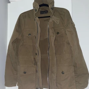 J crew field jacket - 10/10 skick. köpte den för 1700 har inte används så mycket därför jag säljer den