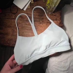Sport bh Lululemon  - Jätte fin sport bh från lululemon, använd typ fem gånger men säljs pga för liten. 