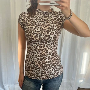 Leopard topp - Leopard blus / topp från Warehouse. Storlek 38 men passar mer 36 💕