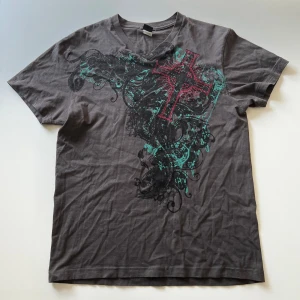 Point Zero t-shirt - Grå t-shirt från Point Zero med kors design på. Unisex fit 🩶