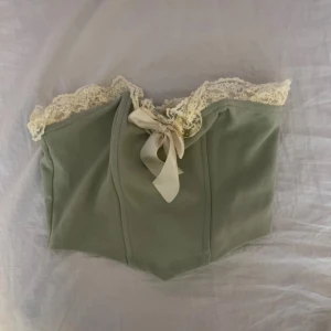 Grön croptop med spets - Okänt märke, köpt second hand, storlek S, sitter bra, ganska liten i byst