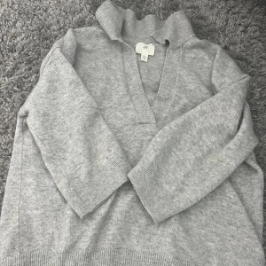 Grå stickad trekvarts ärmad tröja - Jättefin stickad tröja från hm. Inga defekter🎀