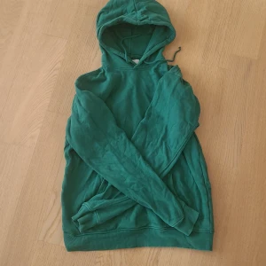 Grön hoodie från Vailent - Säljer en snygg grön hoodie från Vailent i storlek M. Den är perfekt för kyliga dagar med sin mjuka insida och bekväma passform. Hoodien har långa ärmar och en klassisk huva med dragsko. Perfekt för en avslappnad stil!