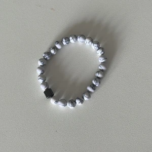 Snyggt armband. GRATIS FRAKT - GRATIS FRAKT JUST NU PASSA PÅ OCH KÖP INANN DET TAR SLUT.  Pris går att diskutera. Har du någon övrig fråga så är det bara att fråga 😀