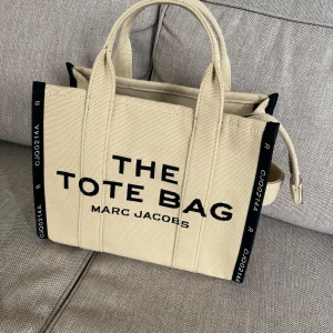 Marc jacobs the tote bag medium - Oanvänd. Äkta och kommer med förvaringspåsen. Har impregnerat den med tygspray. 