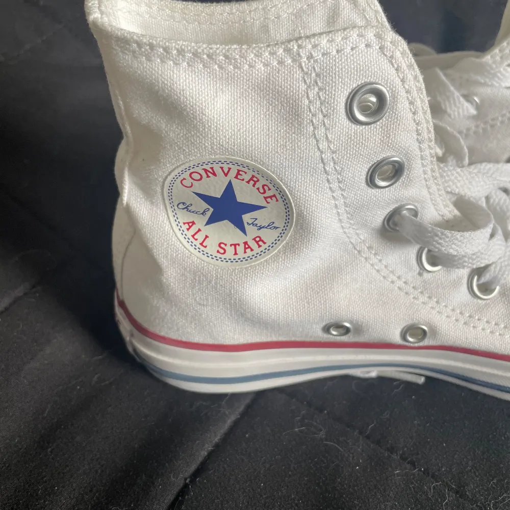 Säljer dessa vita Converse i storlek 35, använda en gång men inga tydliga tecken på användning. Köpta för 800kr och säljer för 680kr🤍. Skor.