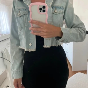 Kort jeansjacka - Kort jeansjacka i xs från Linn Alhborgs kollektion med Nakd. Använd 1 gång så i nyskick!! Superfin!!
