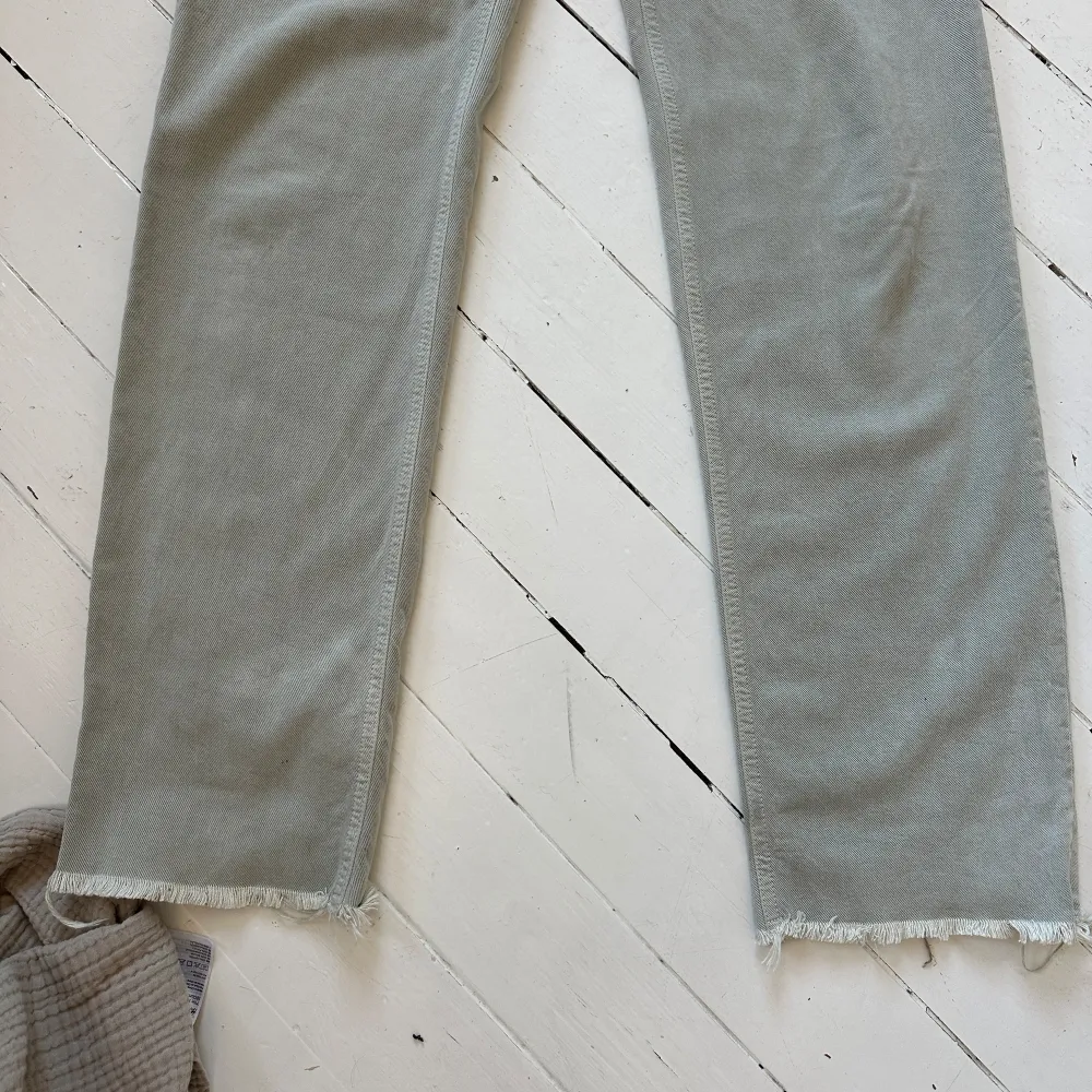 Jeans från zara stärk xs men passar s  Fläck, se bilder . Jeans & Byxor.