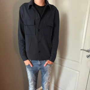 Zara overshirt  - Säljer denna schyssta zara overshirten, jackan är i bra skick, eventuella funderingar hör av er!