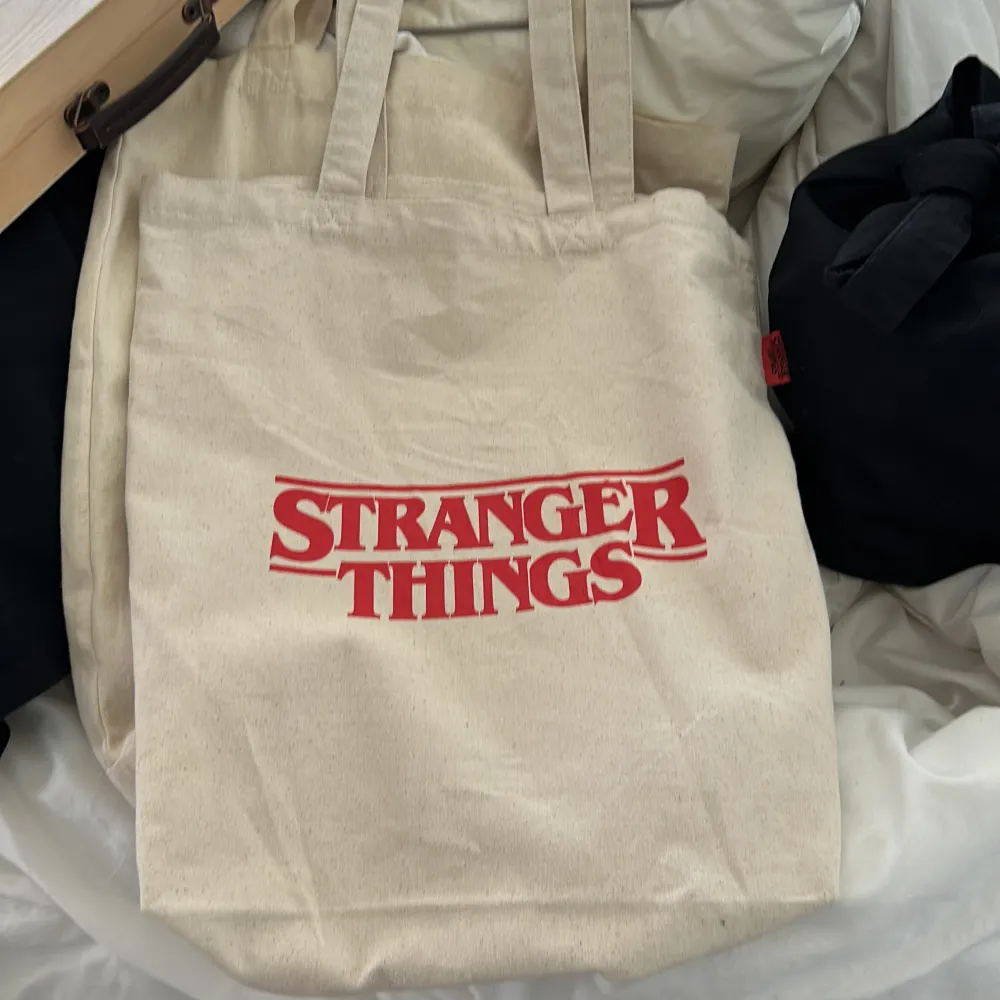 säljer helt oanvänd totebag då den aldrig kommit till användning 🤍. Väskor.