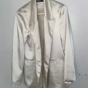 Ljusbeige blazer med silkes liknande material. Perfekt för en ”clean look”.  Använt två gånger, köpt på gina tricot🌸 Storlek 36 men ganska stor i storleken