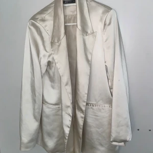Blazer - Ljusbeige blazer med silkes liknande material. Perfekt för en ”clean look”.  Använt två gånger, köpt på gina tricot🌸 Storlek 36 men ganska stor i storleken