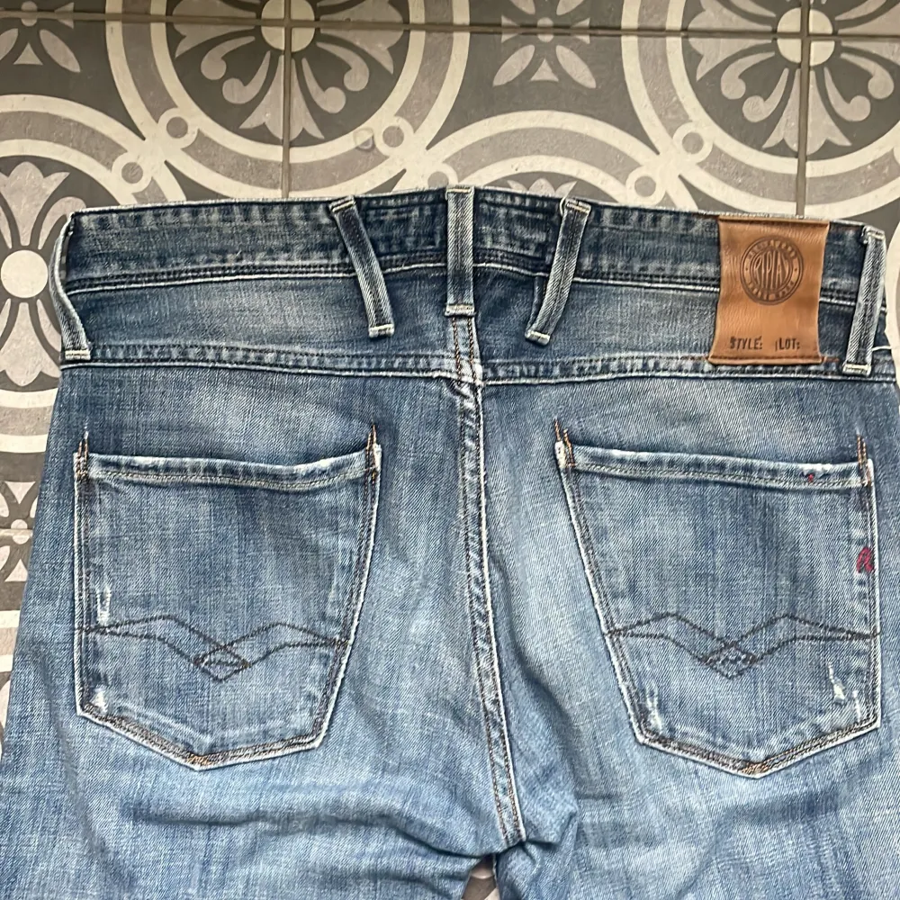 Riktigt feta Replay anbass jeans i 9/10 skick 🤩 Fraktas via PostNord eller instabox 📦 Hör gärna av dig med dina frågor så svarar vi så snabbt vi kan 😊💬. Jeans & Byxor.