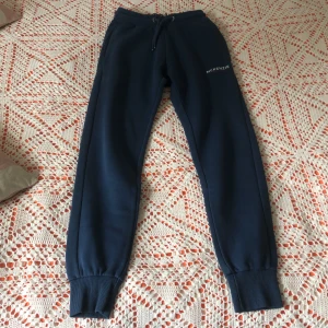 Mckenzie byxor - Säljer nu mina byxor för att dem är för små. Nyskick förutom hålet som finns på bild som inte syns.