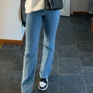 Lågmidjade jeans - Bikboks low straight jeans i storlek w26L32, knappt använda men sjukt snygga. Säljer då de är för små💕