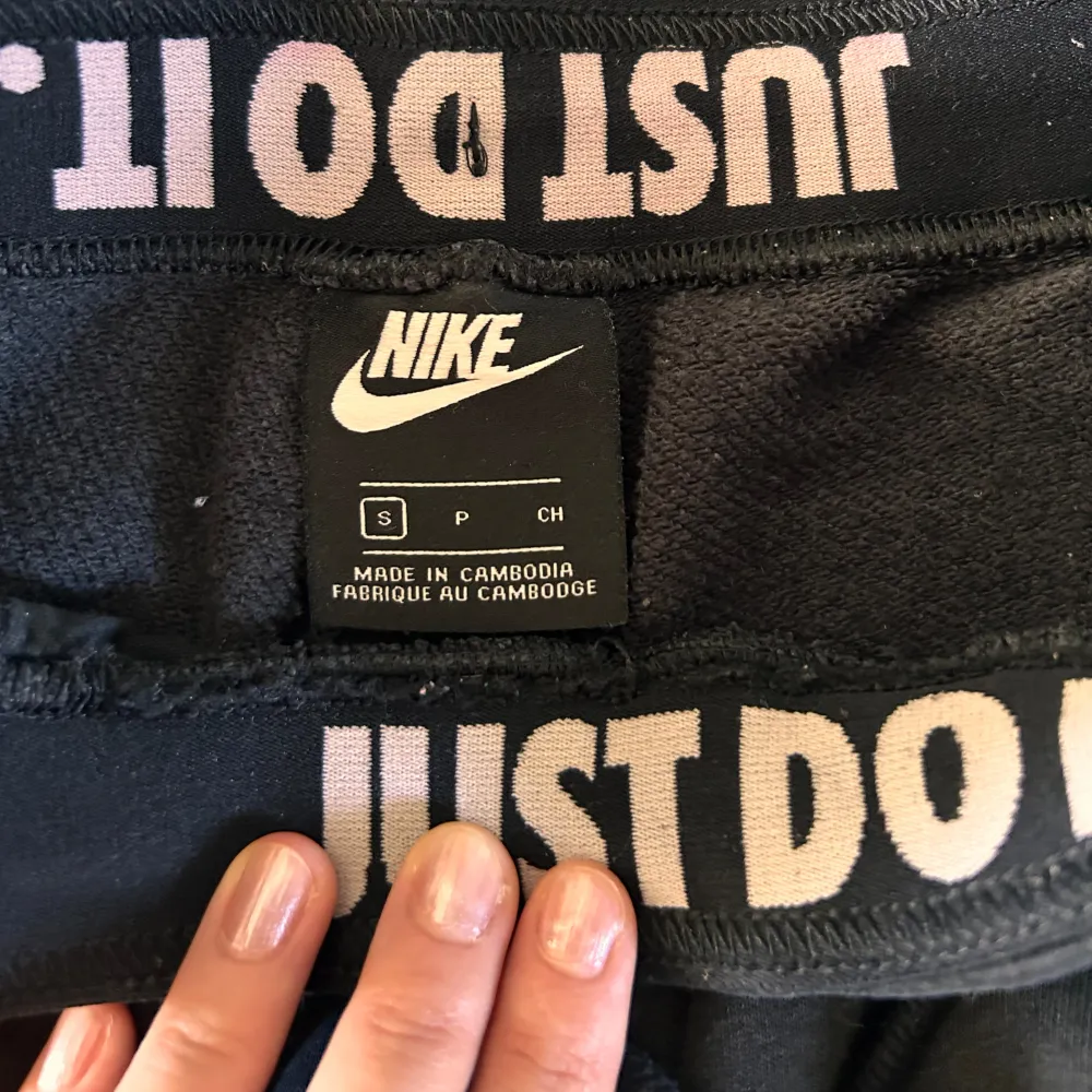 Svarat mjukisar från Nike! Går att justera midjan! 🤩🥳👍🏼 Har inga synliga defekter förutom små röda prickar på knäna. Är 1,61m lång och har vanligtvis storlek xs/s på nederdelar. . Farkut & Housut.