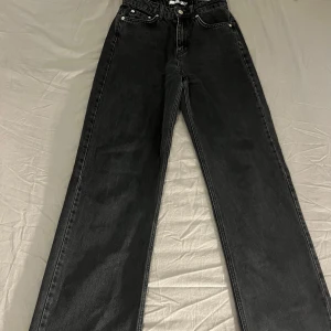Upptäck dina nya favoritjeans! Stilrena och bekväm i storlek 36, ett perfekt tillskott till din garderob.  - Jeansen är svarta high waist jeans som är otroligt bekväma. 