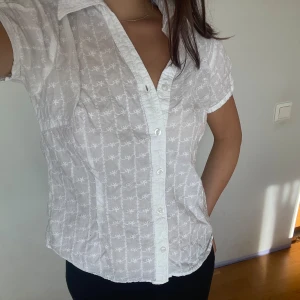 Skjorta - Skjorta/blus med fina broderingar, står storlek L inuti men den sitter mer som en S eller M beroende på hur man vill att den ska sitta 🤍