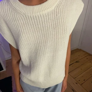 Stickad tröja  - Fin stickad tröja, passar till mycket, inte använt särskilt mycket. Storlek XS. Fin och bekväm.