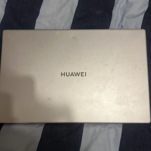 Huawei dator - 11x01cm den är i bra skick och fungerar som den ska. Den användes till skolan och jobb. Laddaren är tyvärr borta men det funkar med en vanlig Samsung laddare