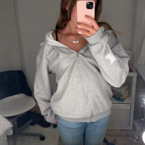 Zip up 🌟🫶🏻 - En jätteskön och mysig zip up från Gina 🫶🏻 använder 1 gång, säljer för att den kommer inte till användning 🫶🏻 jag är xs 👌🏻