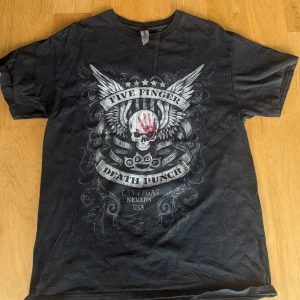 Five finger Death Punch tröja - Det är storlek M och är bra skick 