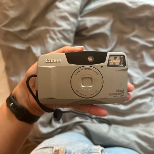 Analog kamera  - Säljer en analog kamera köpt på tradera för ett tag sen. Endast kameran kommer med, rullarna får man köpa själv. Flera skavanker på kameran, påverkar inte Kvaliten på bilderna. Bilder som jag tagit med kameran finns på sista sliderna 📷🎞️