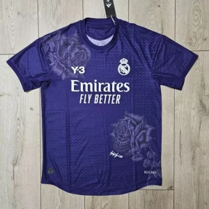 REAL MADRID y-3 tröja -  Säljer denna snygga  Real Madrid y-3 limited Editon fjärdetröja I storlek Xl helt ny oanvänd tröja med tagg. kvalite fotbollströja som sticker ut från mängden postar inom 24h pris kan diskuteras skriv vid frågor 