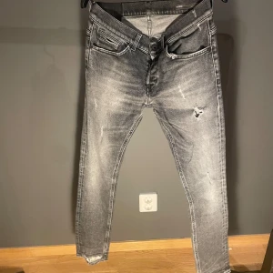 Dondup George W32 - Nice brallor, har en lagning (bild 3). 