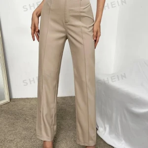 Beige kostymbyxor från Shein - Säljer ett par stilrena beige kostymbyxor från Shein. De är högmidjade och har en rak passform som ger en elegant look. Perfekta för både kontoret och mer formella tillfällen. Byxorna har en knapp och dragkedja framtill.