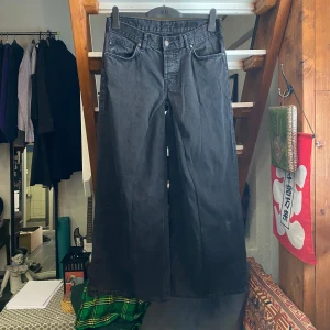 Black Baggy Flared Jeans - Säljer mina handgjorda baggy flared jeans i storlek 32/32. Midjan är 40cm, längden är 101cm och benöppningen är 33cm. Jag är 183cm på bild 4 & 5. Hör gärna av dig om du undrar något!  Pris är kan diskuteras!