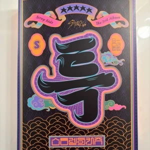 Skz  - Straykids album som med kommer med, 2 klistermärken, 3 photocards, 2 photobok,mini poster, 2 stora poster, Cd skiva, b-cut film och en cartoon postcard