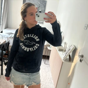 Hollister hoodie - Perfekt att mysa i osv eller på en skön afterski!