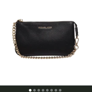 Michael Kors Jet Set väska - Väldigt fina väskor i nyskick säljes pga kommer ej till användning. Priset går att diskuteras vid snabb affär!